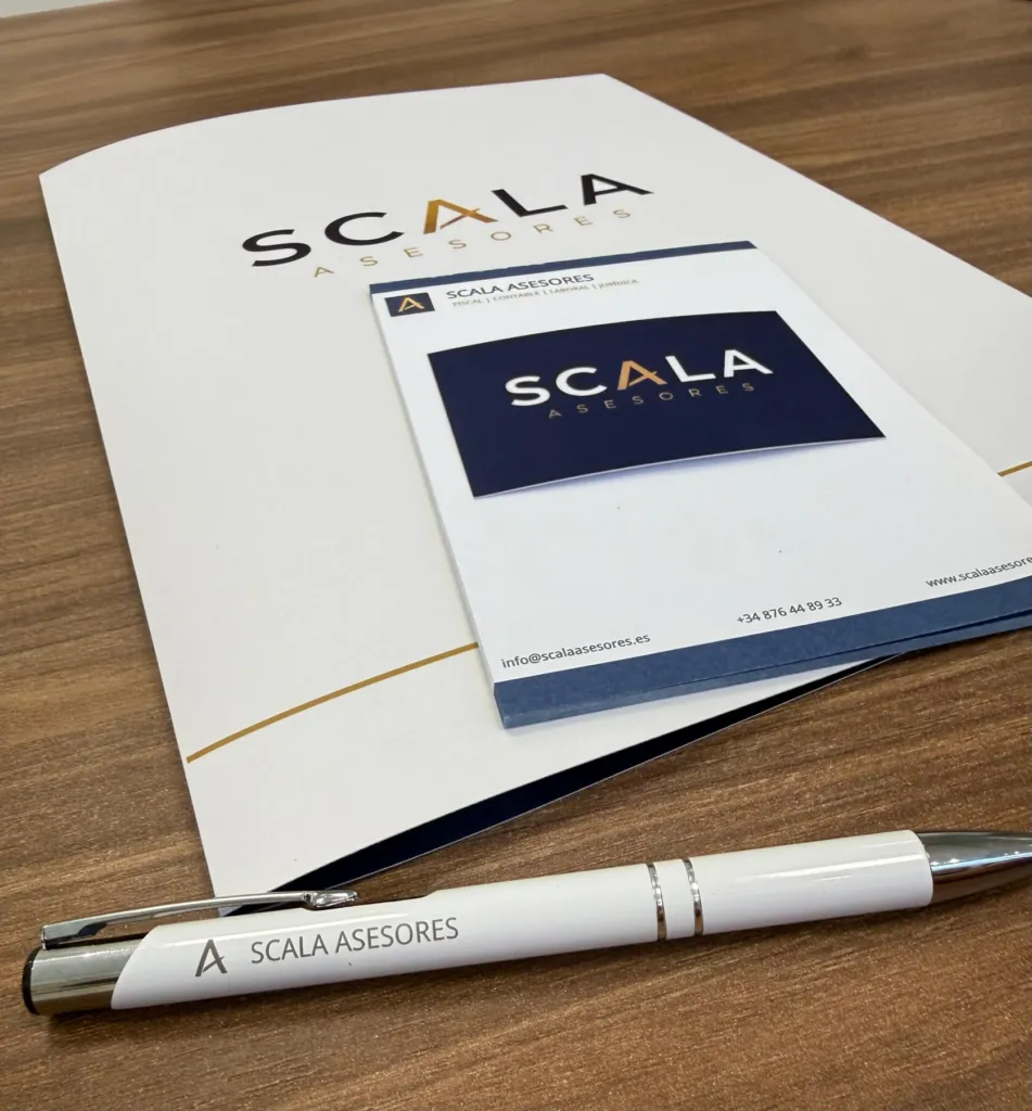 Carpeta, tarjeta y bolígrafo de Scala Asesores, asesoría en Ejea de los Caballeros